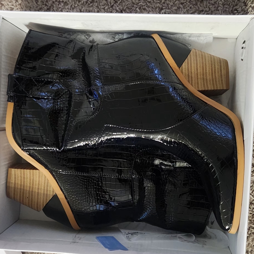 Mata Shoes Black Textured Heeled Boots